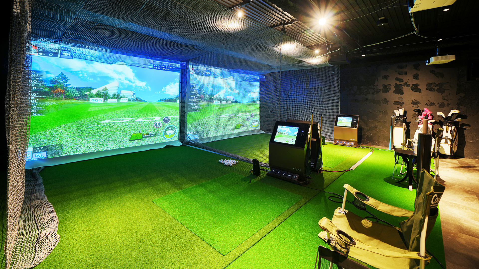 インダストリアルな内装で差別化　屋内ゴルフ練習場の店舗デザイン 2