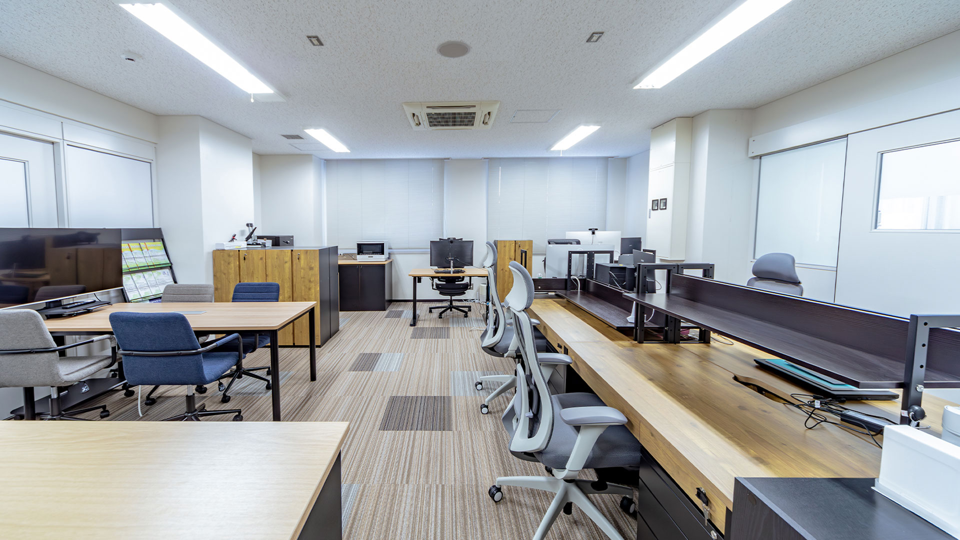 機能的でメリハリを感じる研究員室兼オフィス1