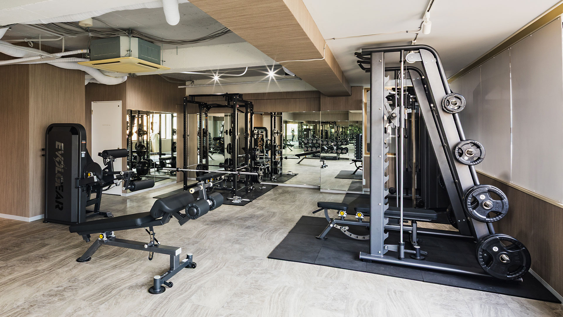 上品に洗練されたトレーニング空間のパーソナルジム3