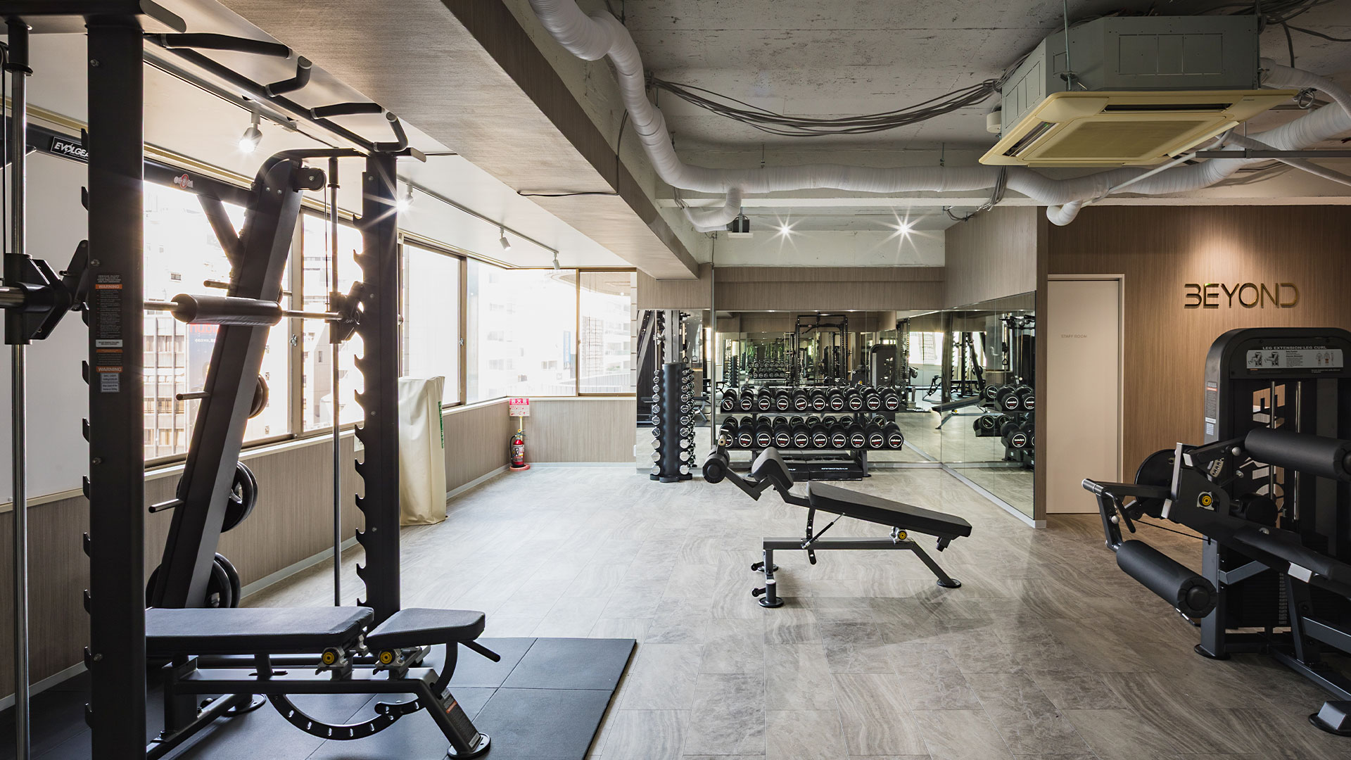 上品に洗練されたトレーニング空間のパーソナルジム2