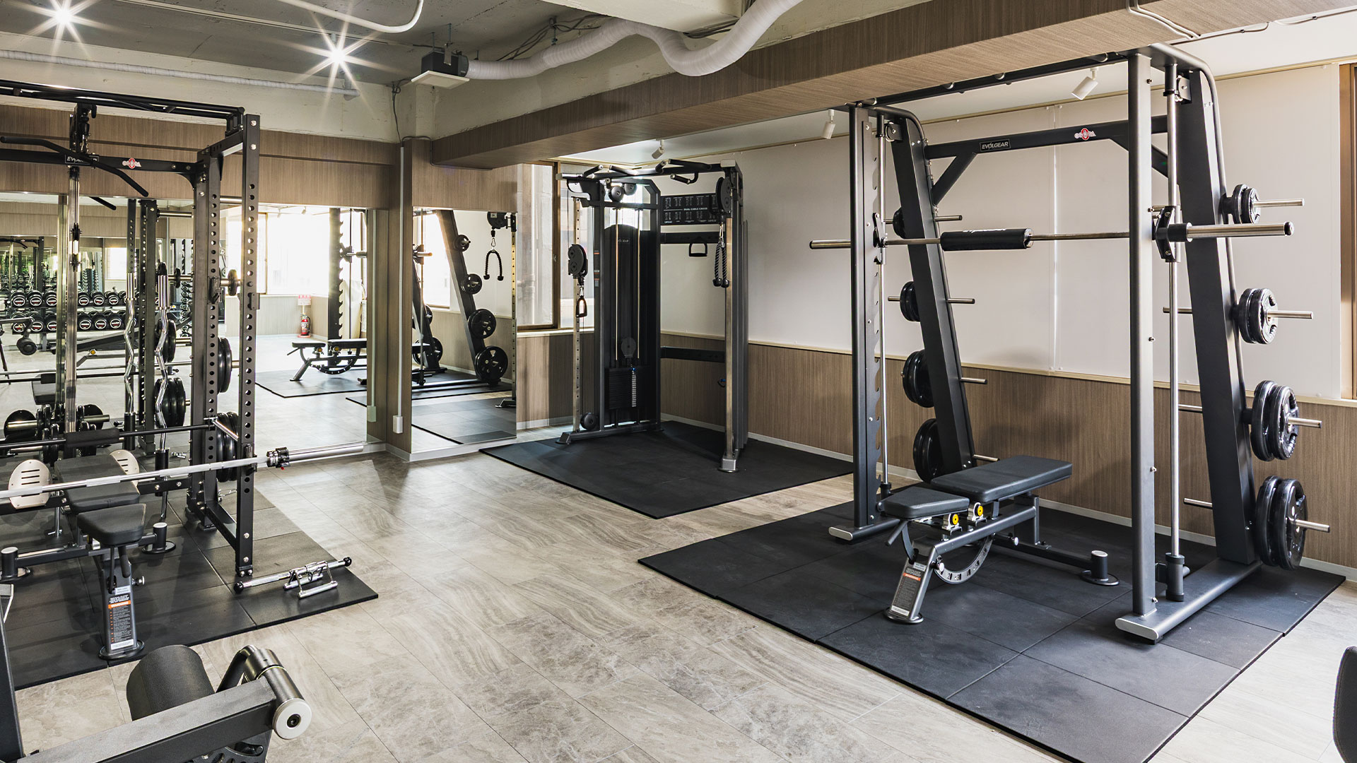 上品に洗練されたトレーニング空間のパーソナルジム1