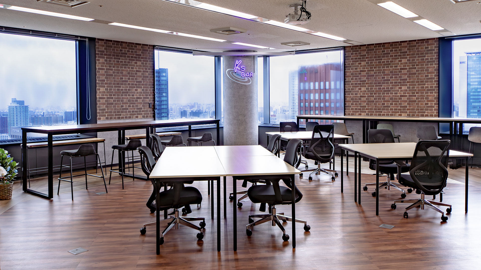 高階層の眺望が活きる開放的なオフィス1