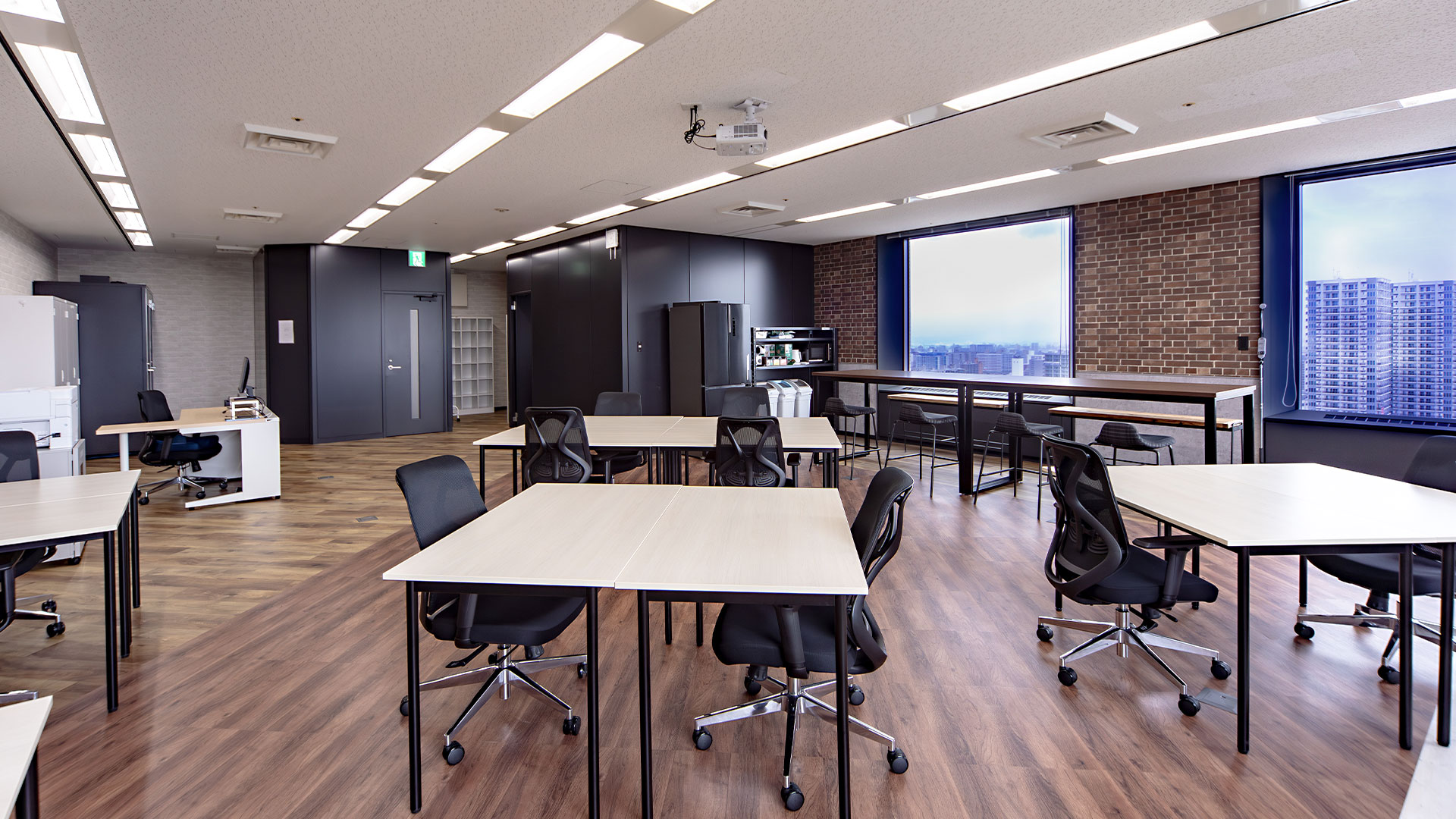 高階層の眺望が活きる開放的なオフィス2