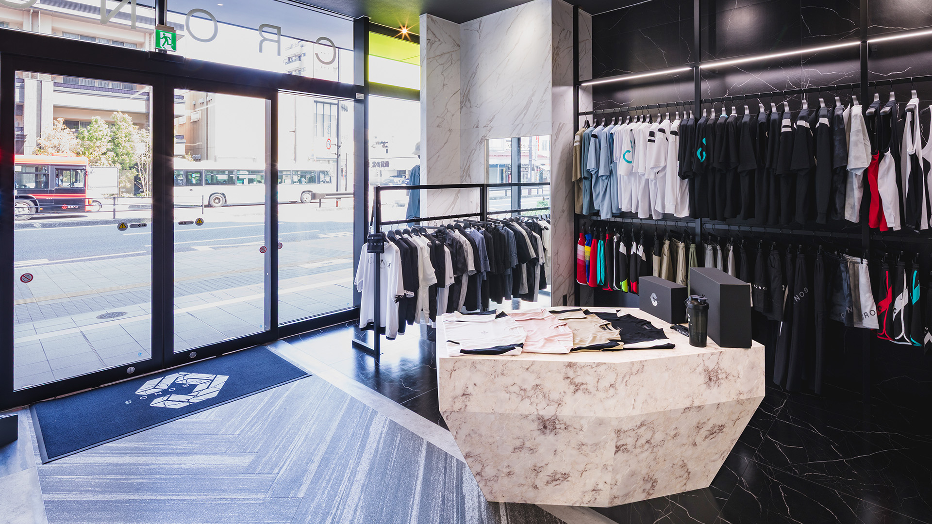 ブランドの世界観を表現したアパレルショップ2