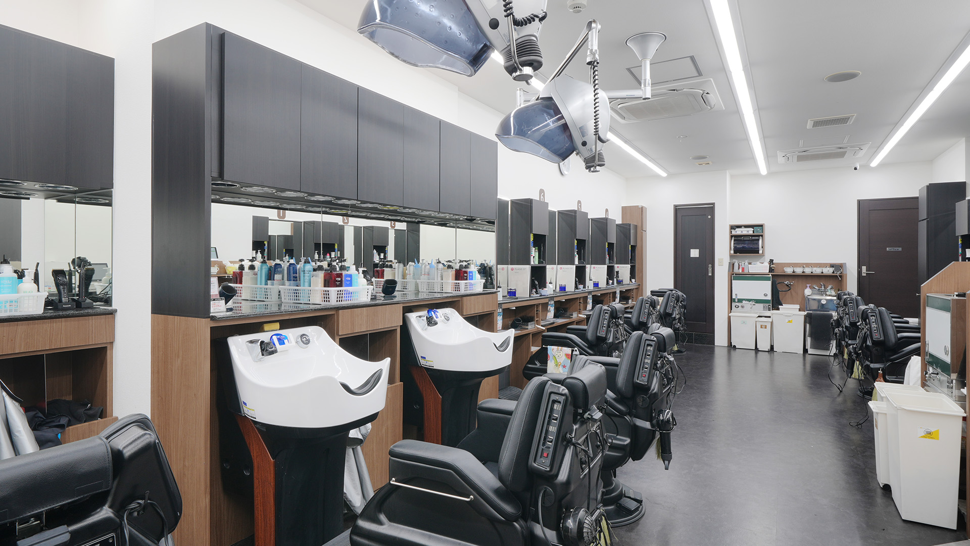 利用者層に合わせた2つのヘアサロンデザイン1