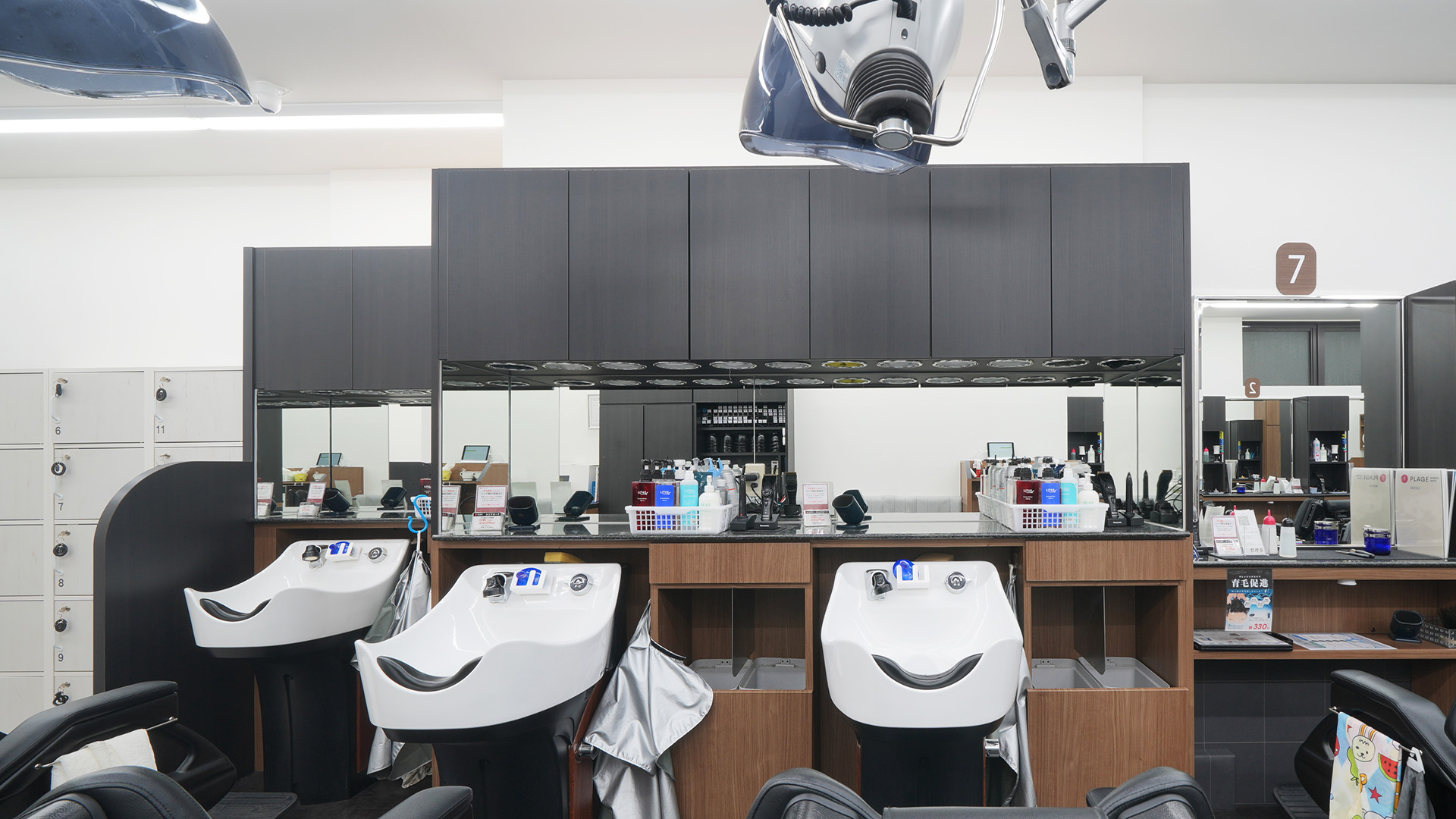 利用者層に合わせた2つのヘアサロンデザイン2