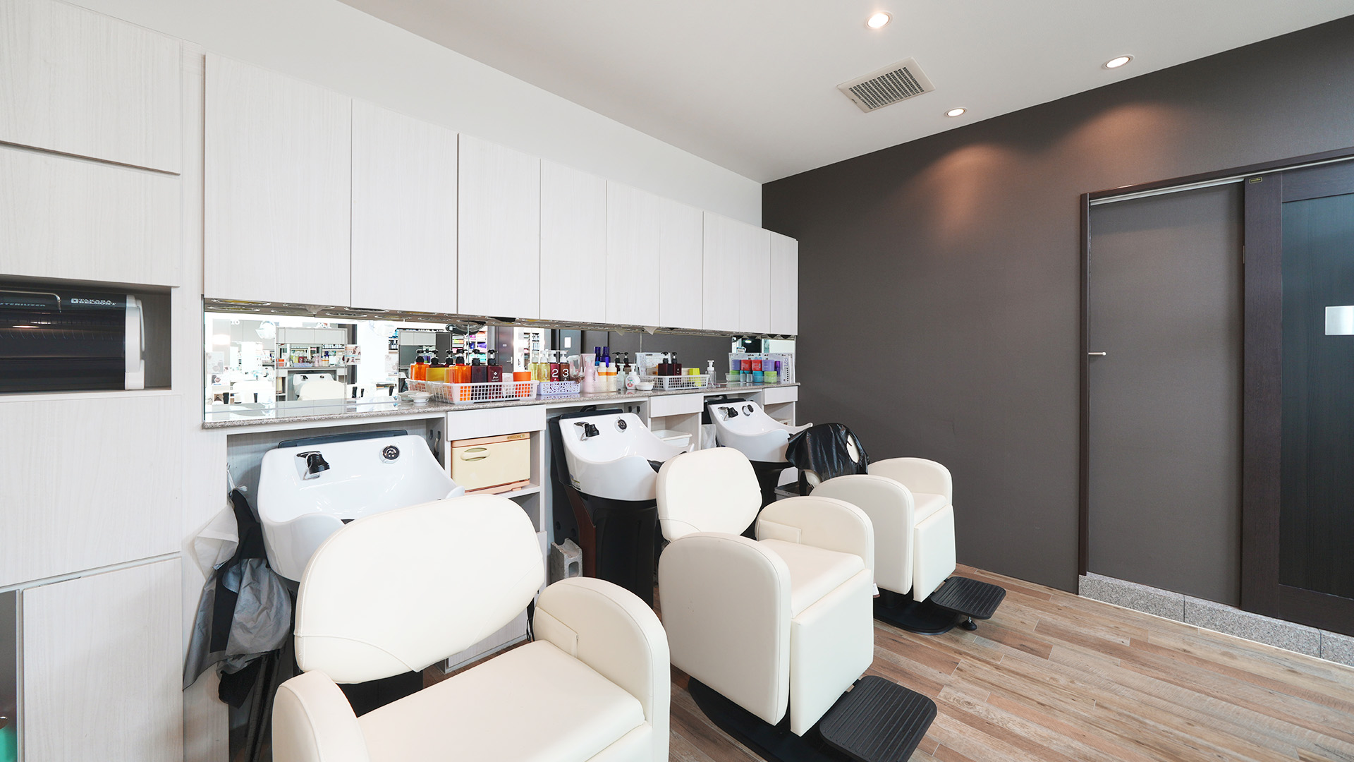 利用者層に合わせた2つのヘアサロンデザイン4