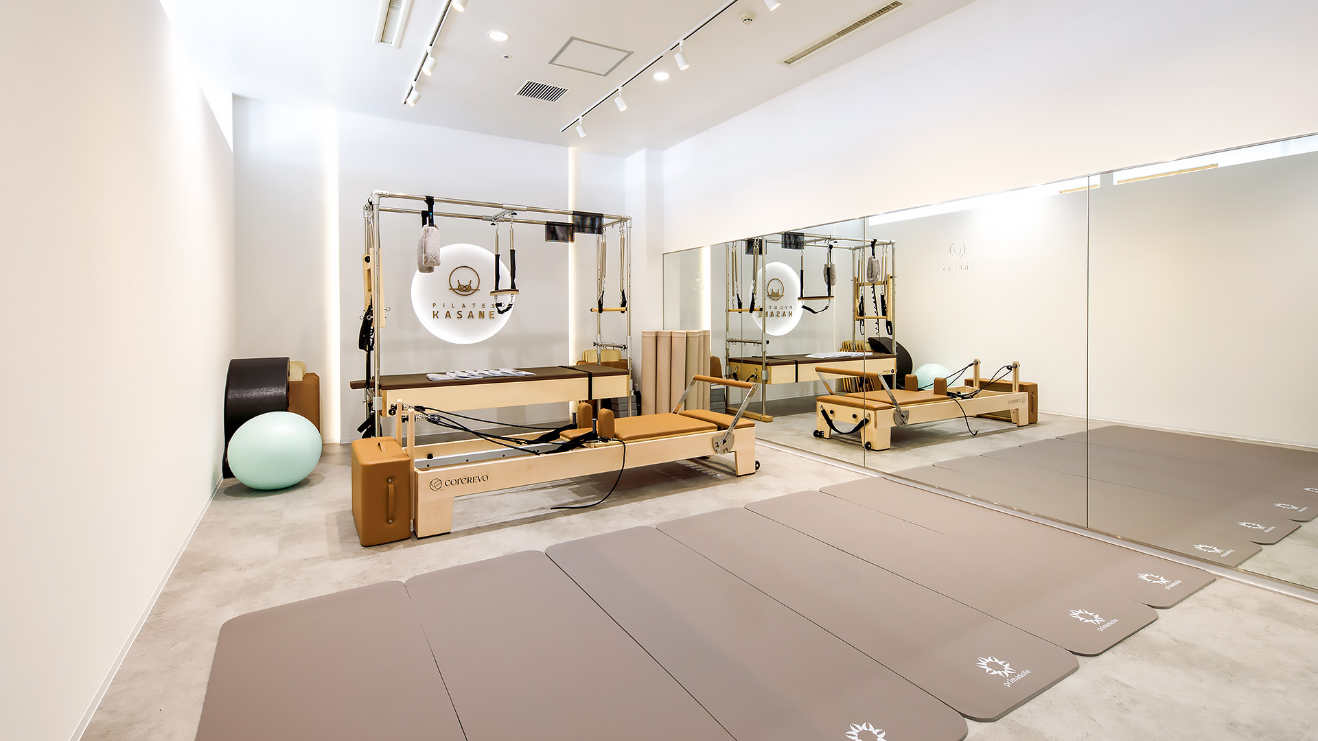 開けたファサードで視線を集める開放的な店舗デザイン4