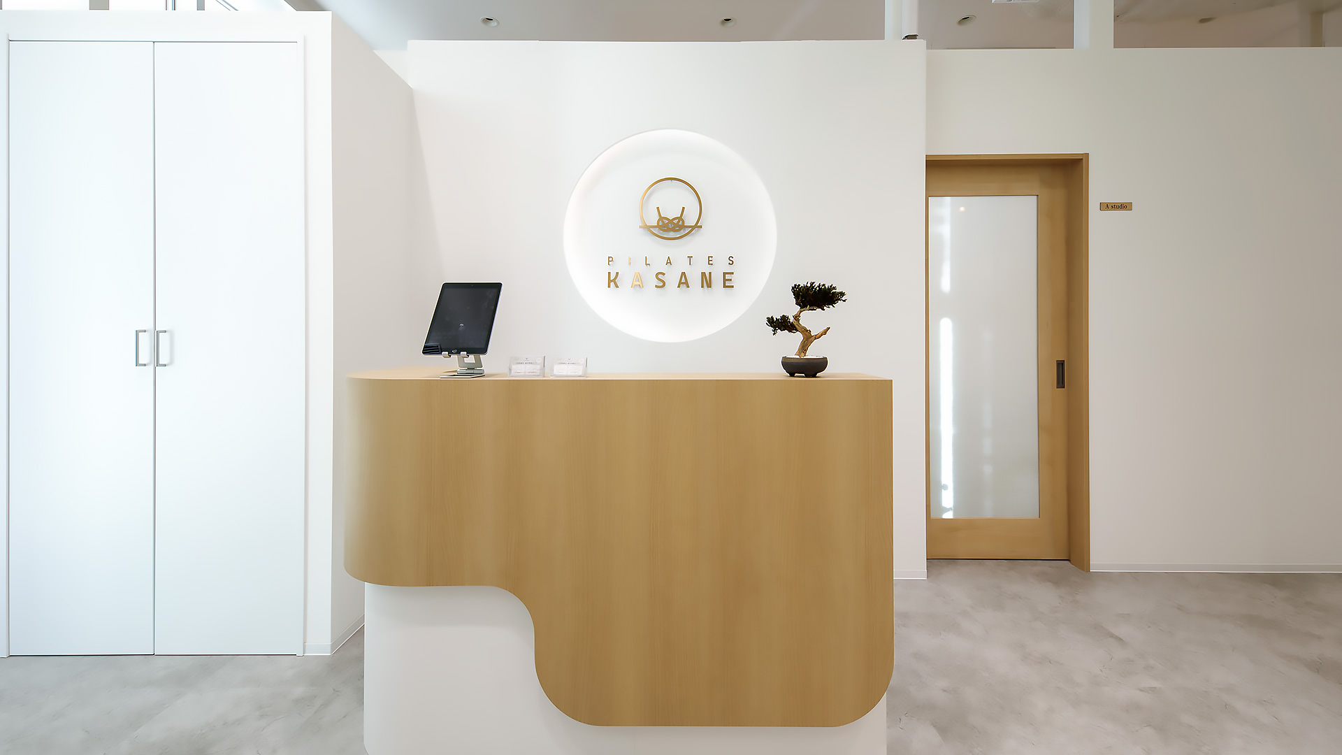 開けたファサードで視線を集める開放的な店舗デザイン1