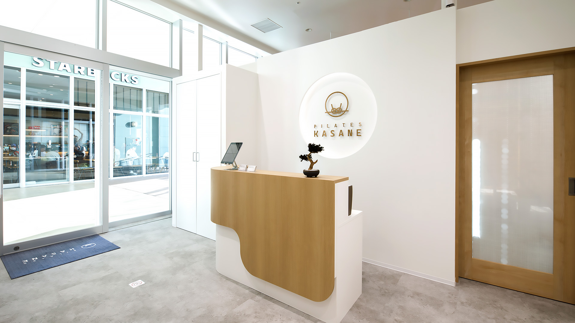 開けたファサードで視線を集める開放的な店舗デザイン5