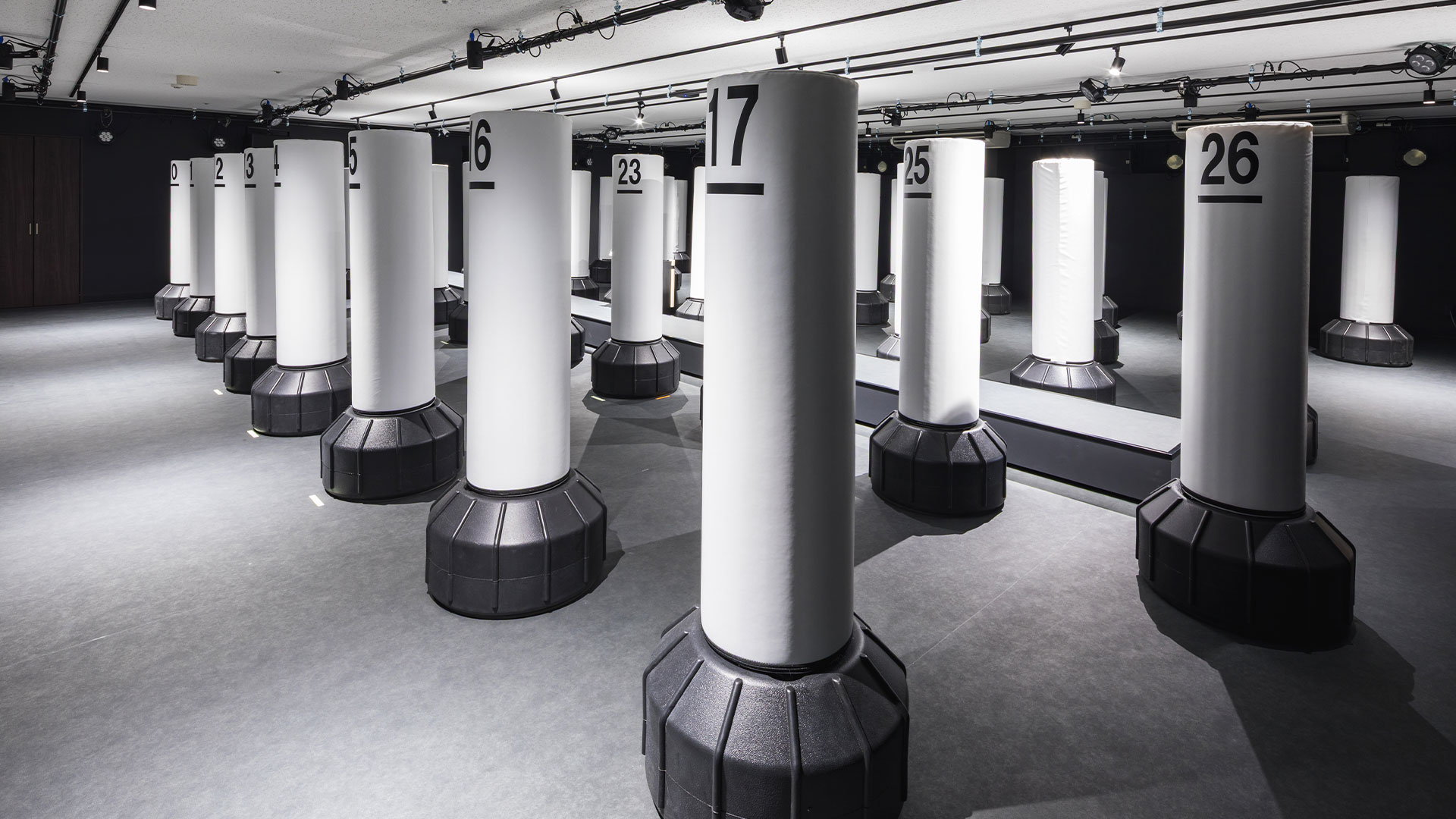 非日常のレッスン体験を演出するフィットネススタジオ2