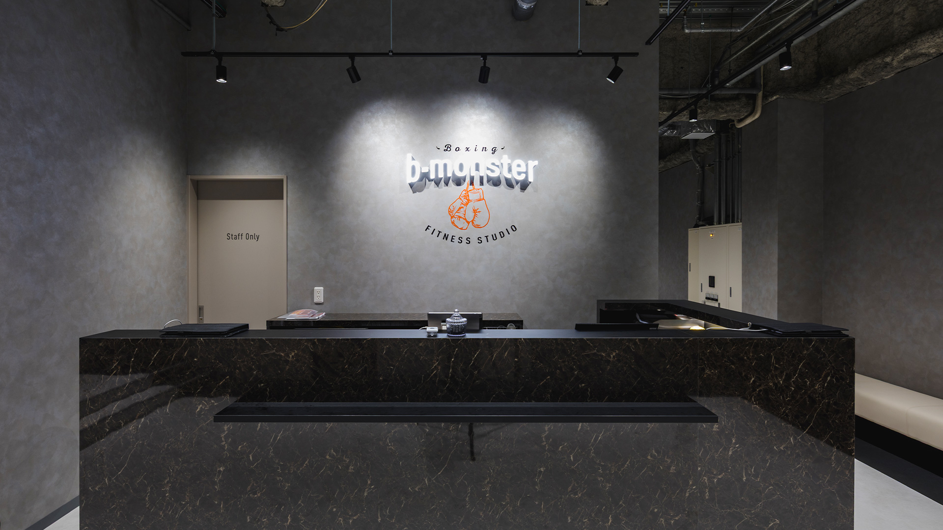 非日常のレッスン体験を演出するフィットネススタジオ1