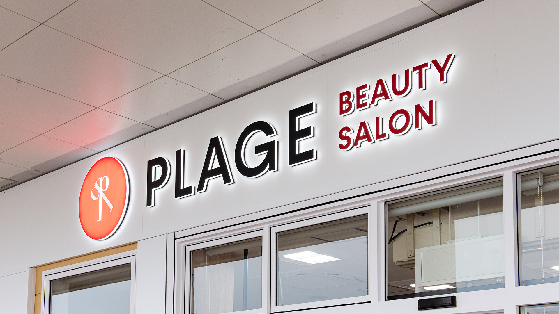 リブランドした美容室のサイン工事3