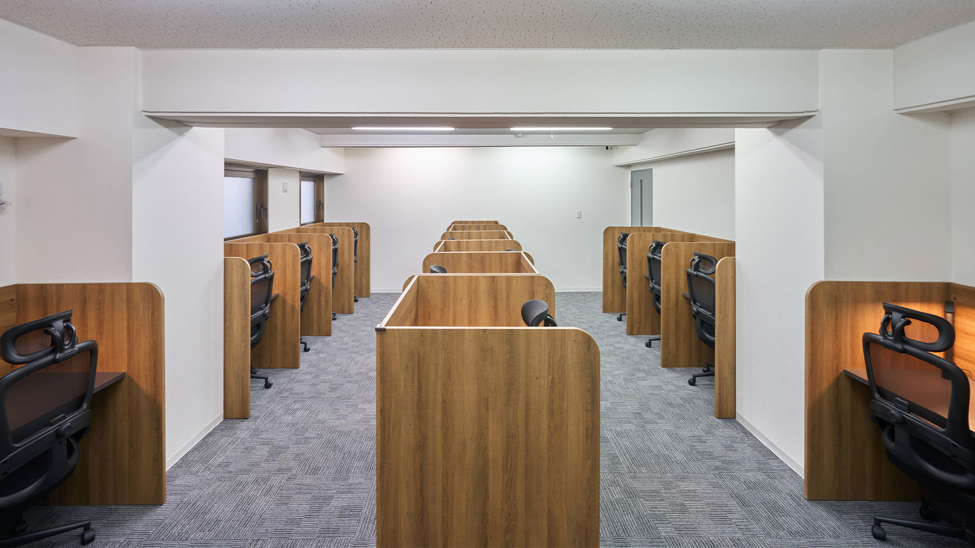 開放的なカジュアルさと集中できる空間を両立するラーニングスペース5