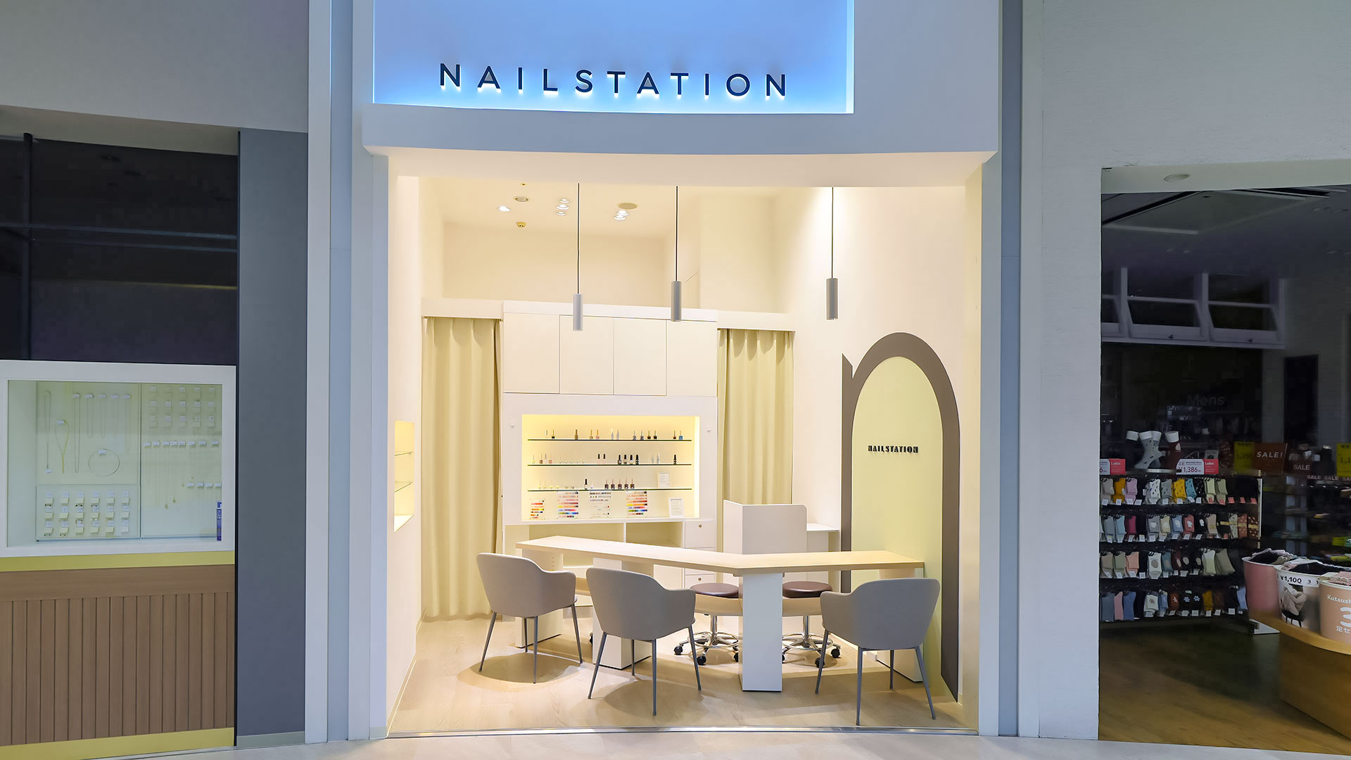 視認性と居心地の良さを両立したネイルサロンのリニューアル1