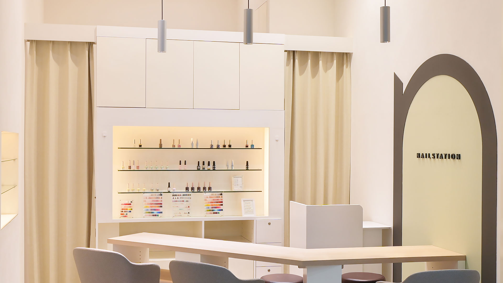 視認性と居心地の良さを両立したネイルサロンのリニューアル5