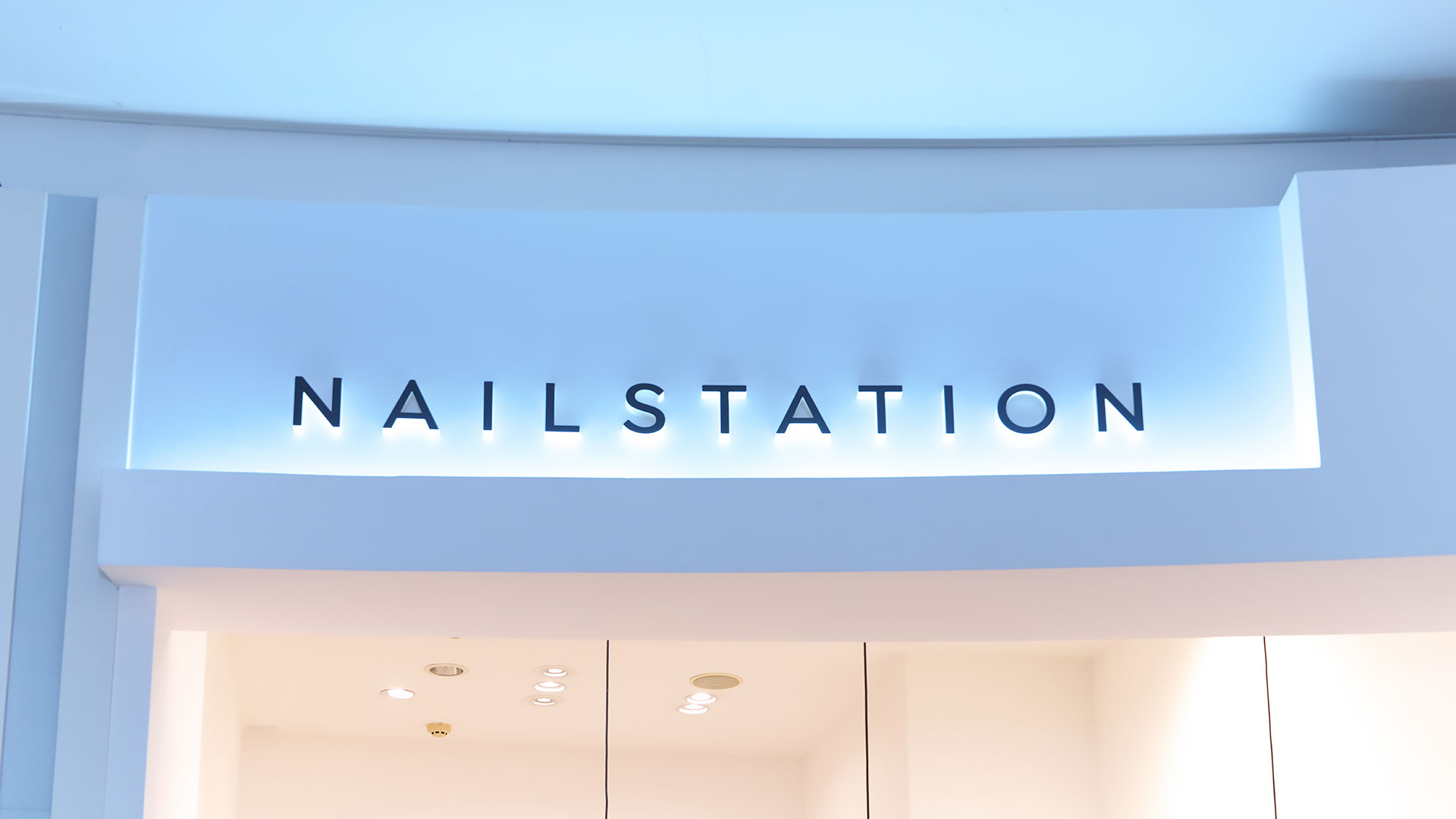 視認性と居心地の良さを両立したネイルサロンのリニューアル4