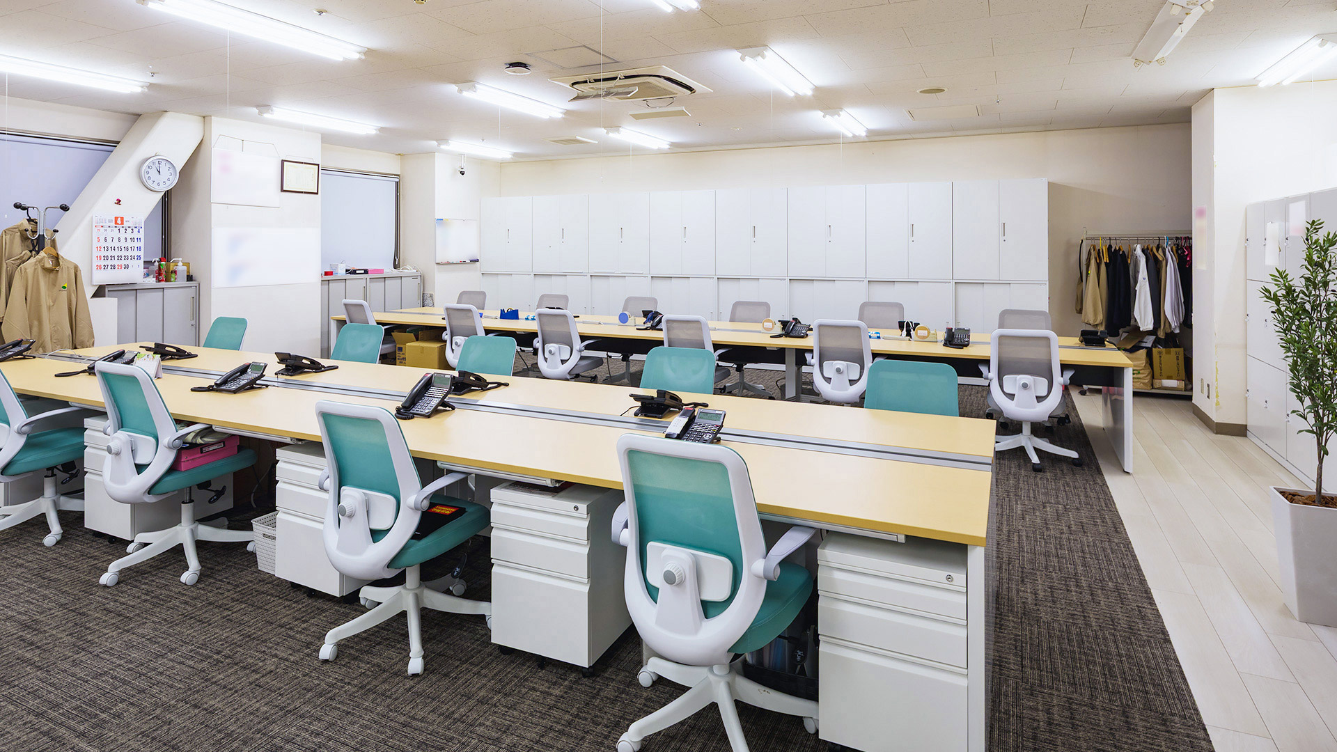 ショッピングモール管理事務所の内装リフレッシュと家具新調で快適な執務空間へ1