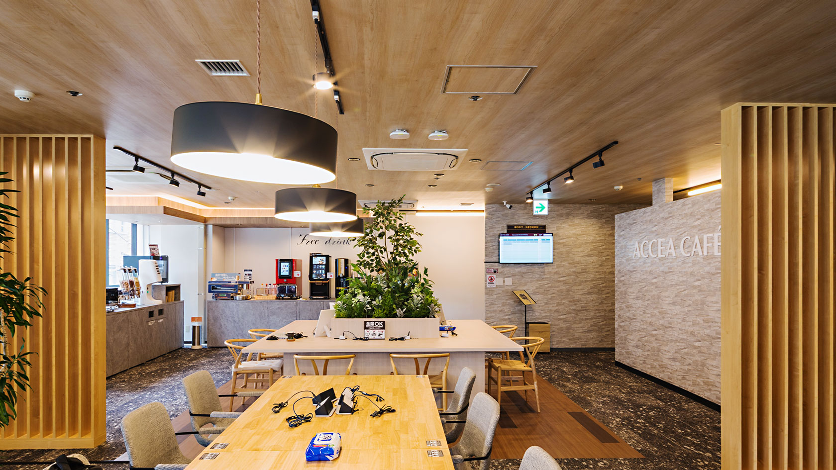 五反田店内に施されたルーバーや下がり天井