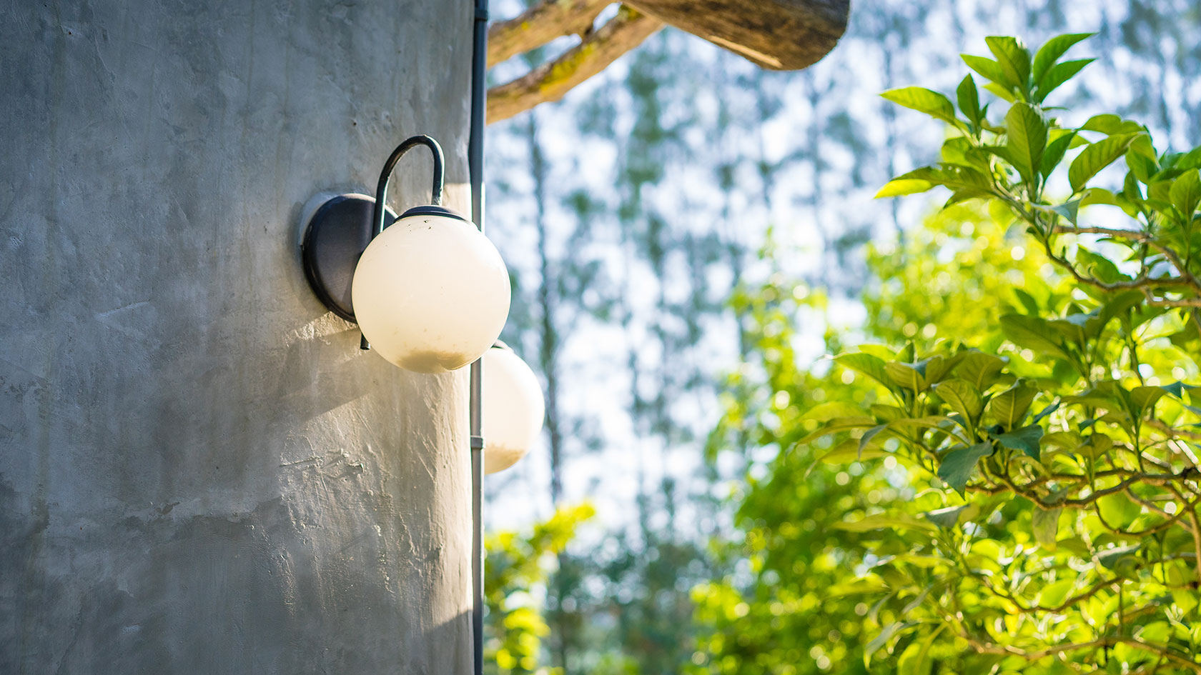 ファサードで表現するブランディング手法「サイン・素材・照明」