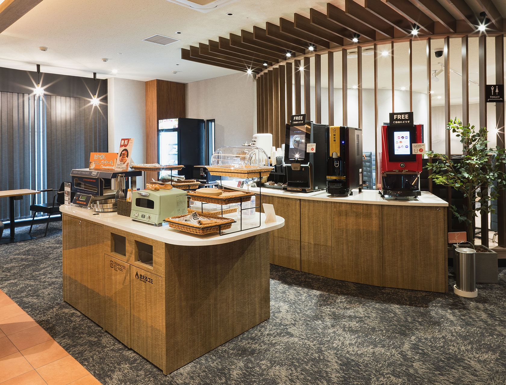 ドリンクカウンター|ドリンクだけでなく軽食も提供