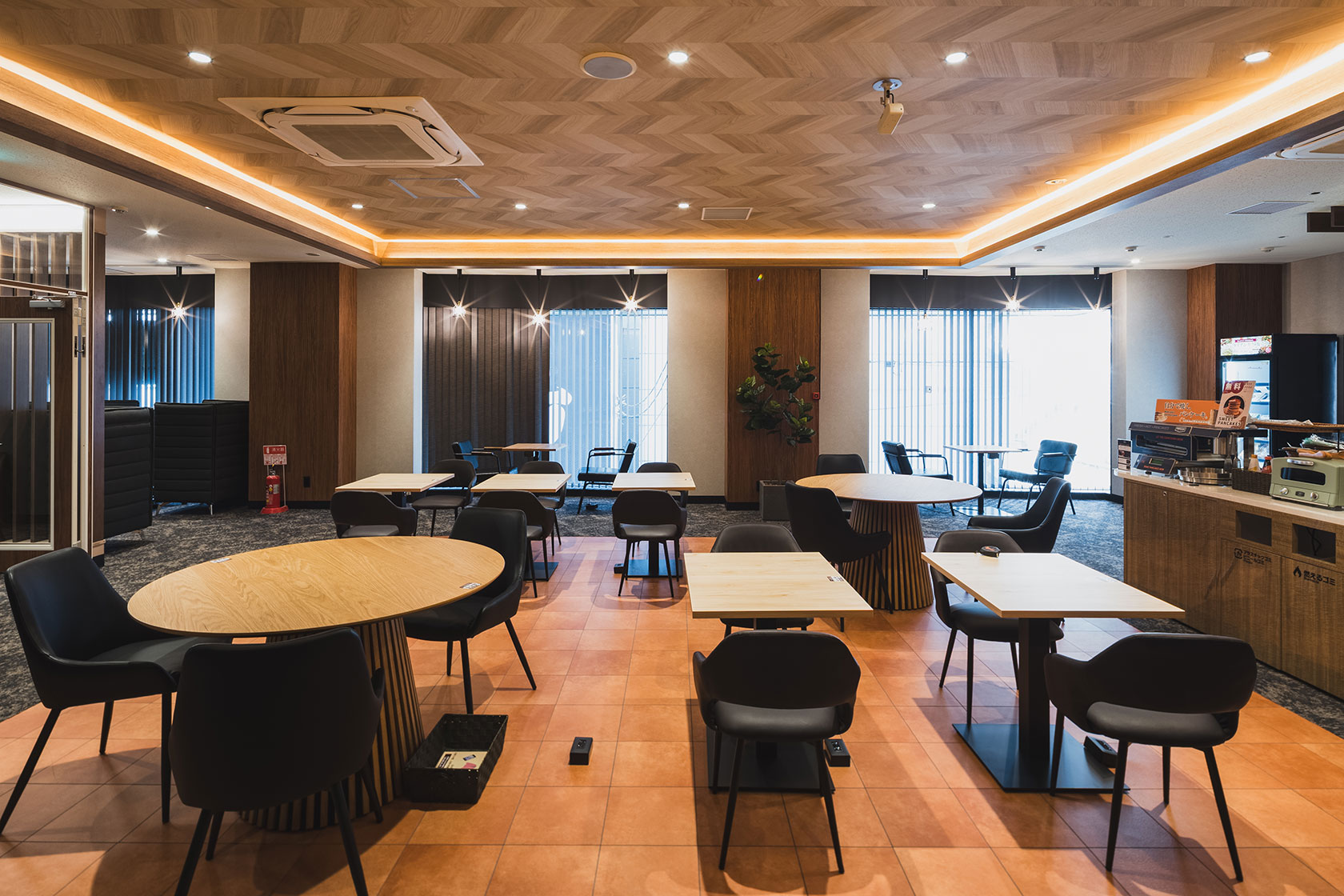 明るいカフェエリア