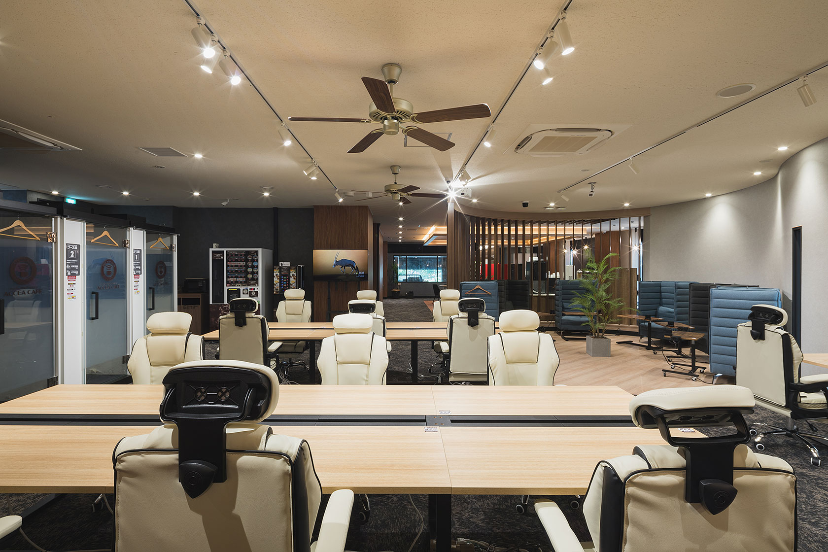 コワーキングエリア|ゲーミングチェアが並ぶ