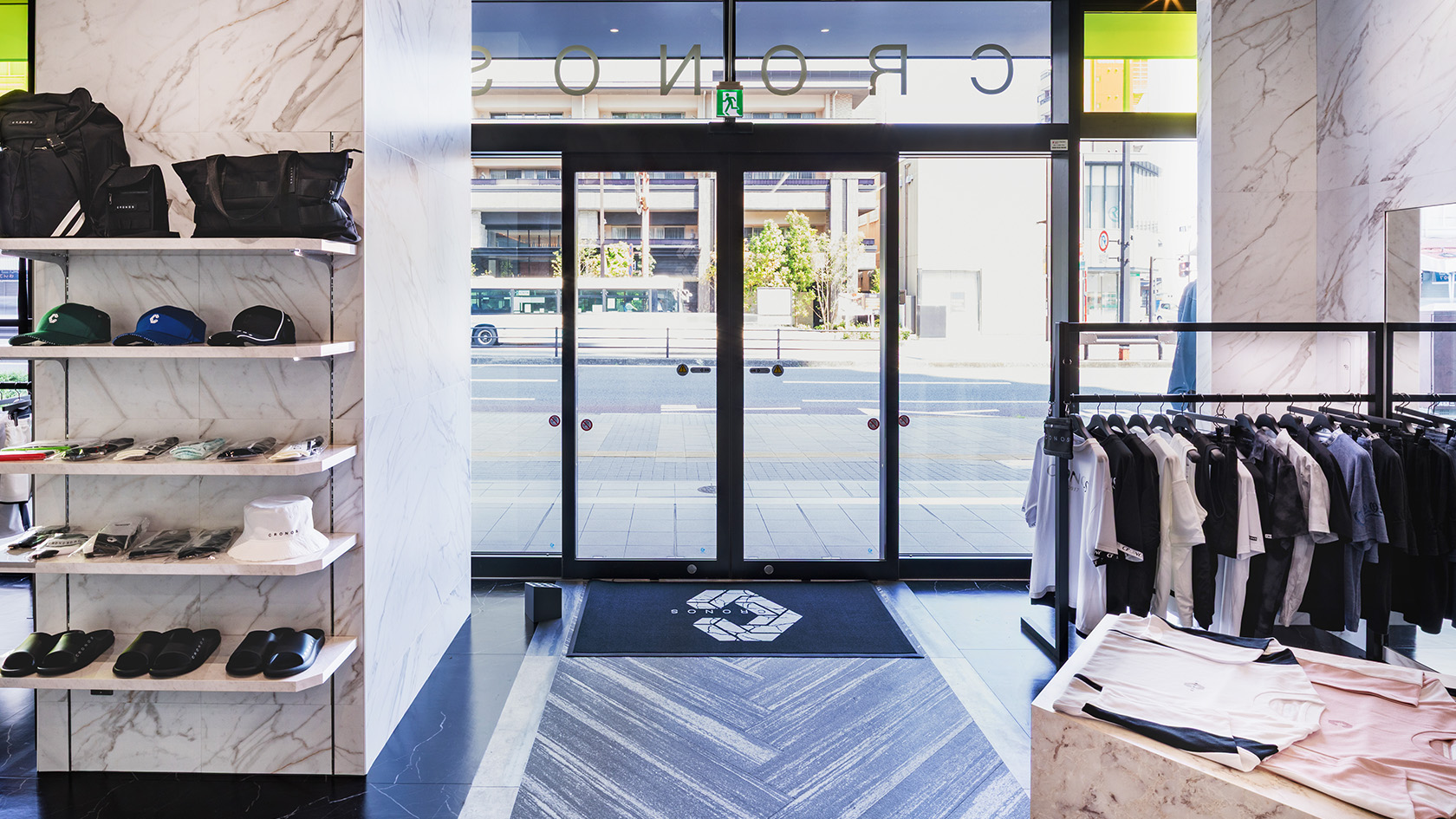 店内から入口方面