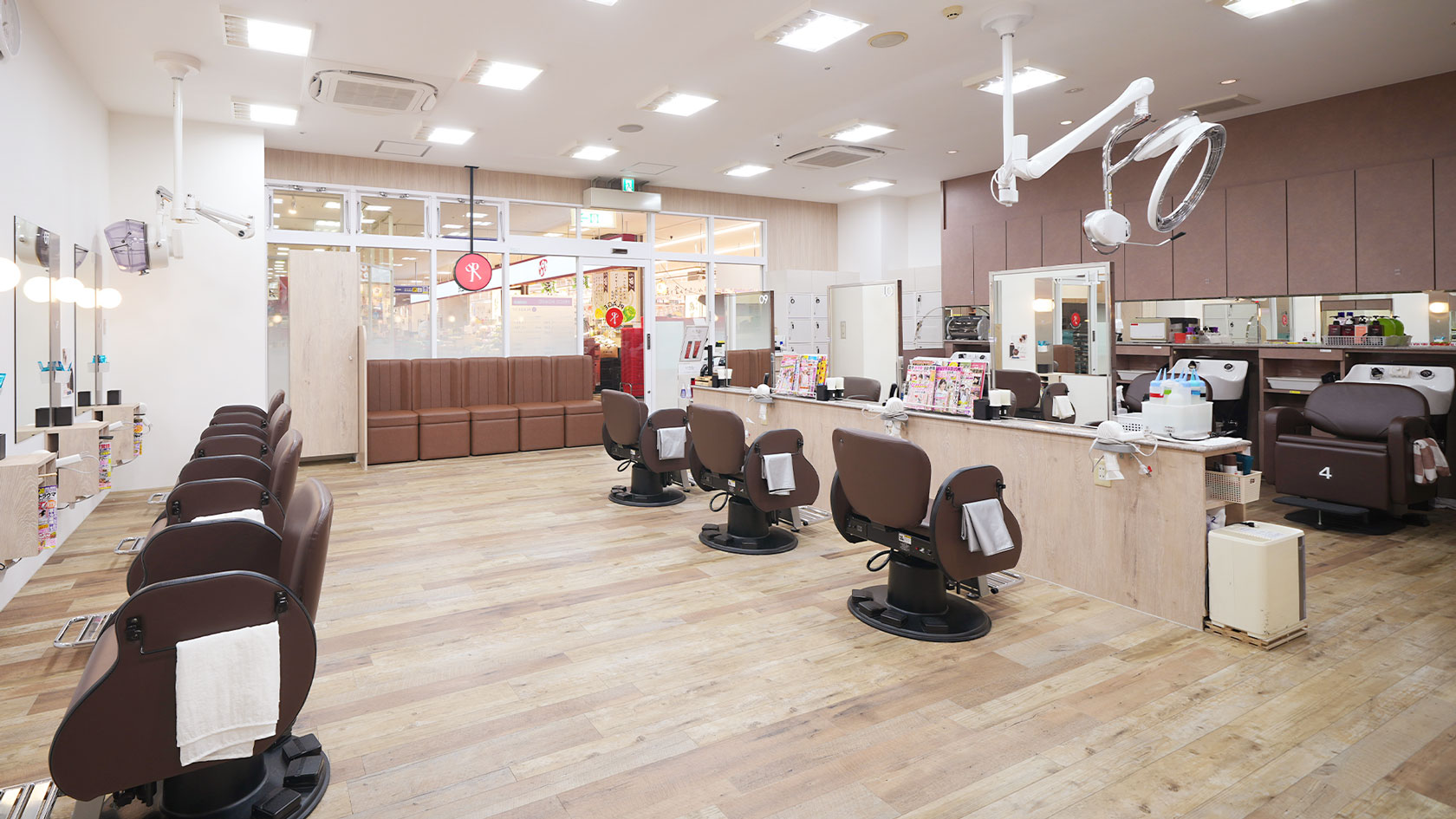 店舗内観全体入口側