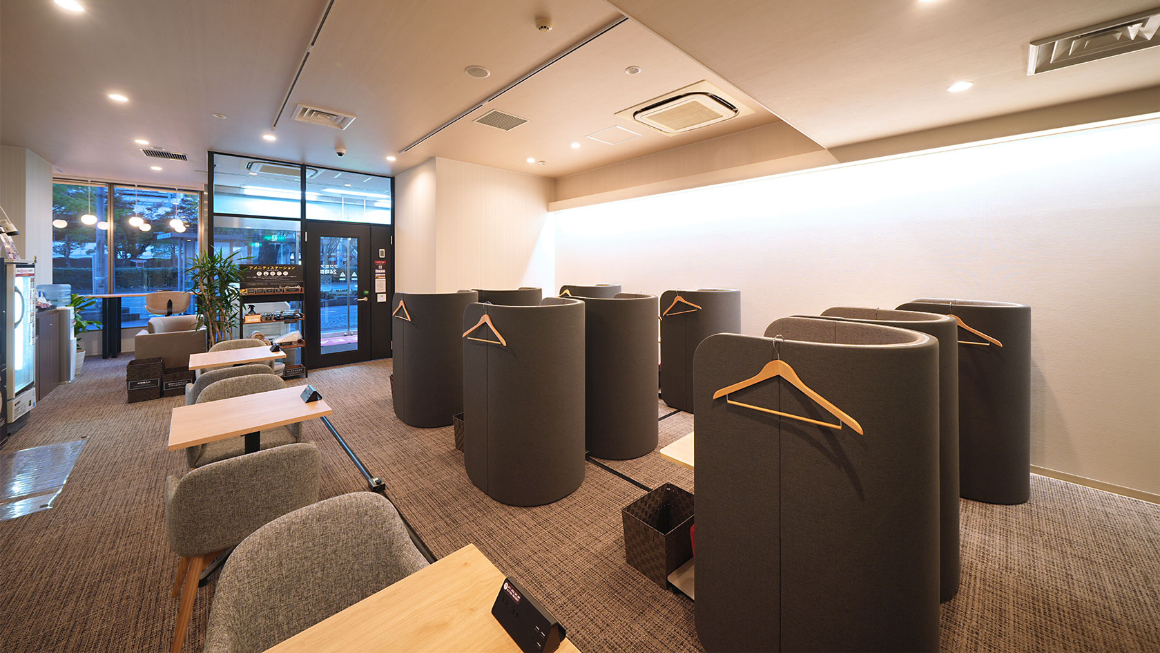 梅田店の間接照明アクセント