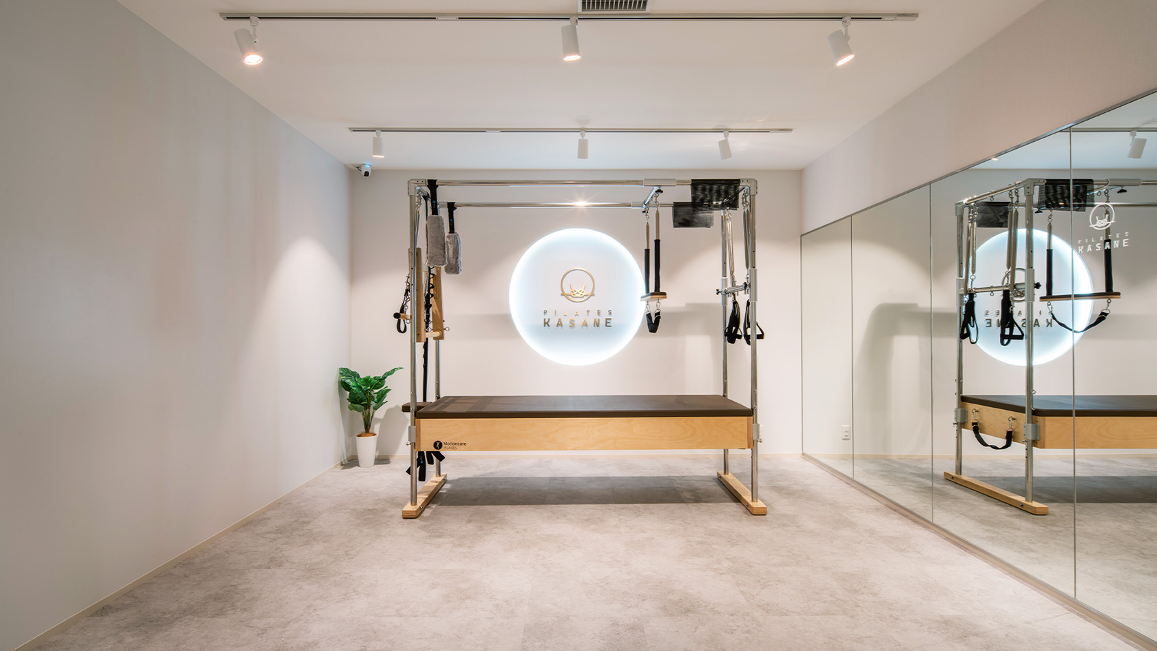 ブランドロゴのあるレッスンスタジオ