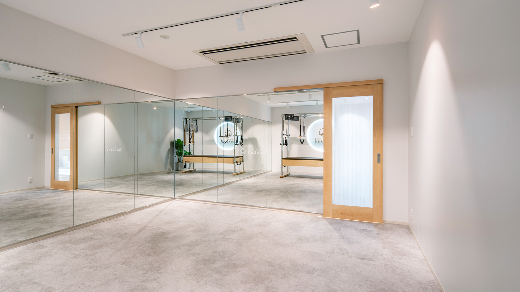 少人数向けレッスンスタジオドア側