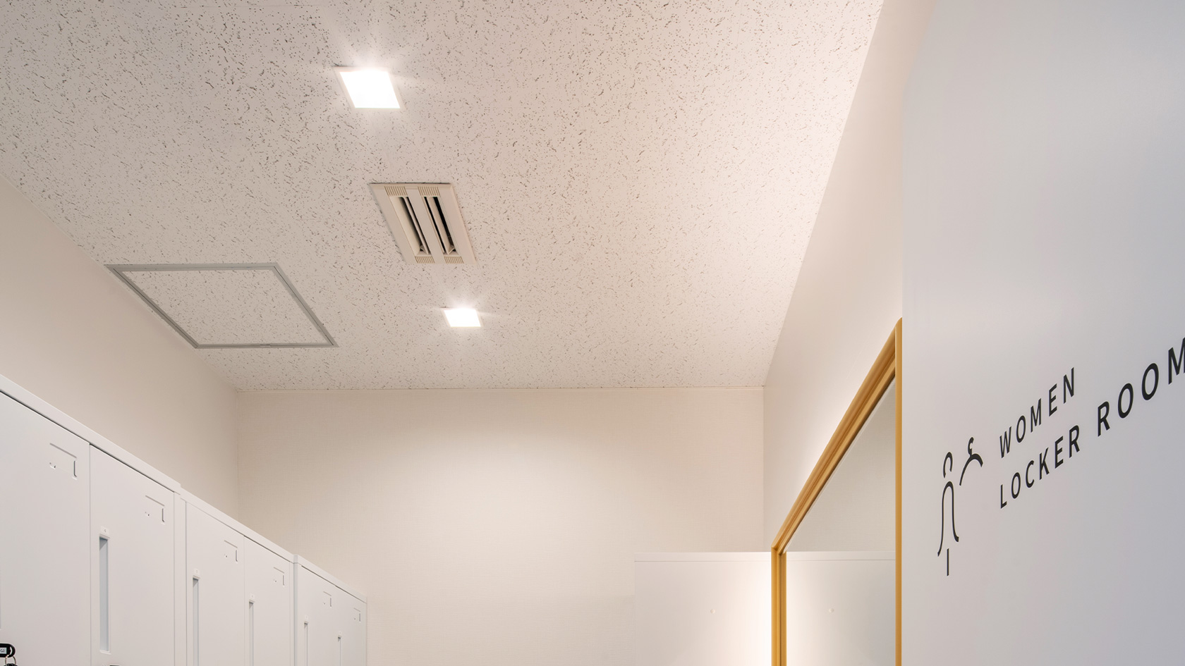 ロッカールーム天井に使用された既存を活かしたクロス