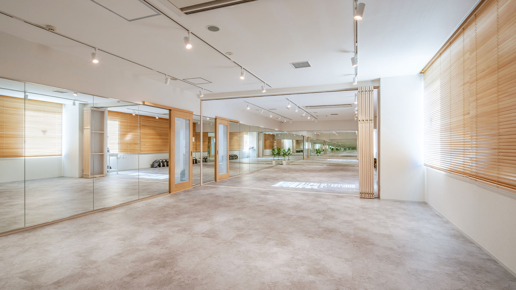 大人数が収容可能なレッスンスタジオ奥側