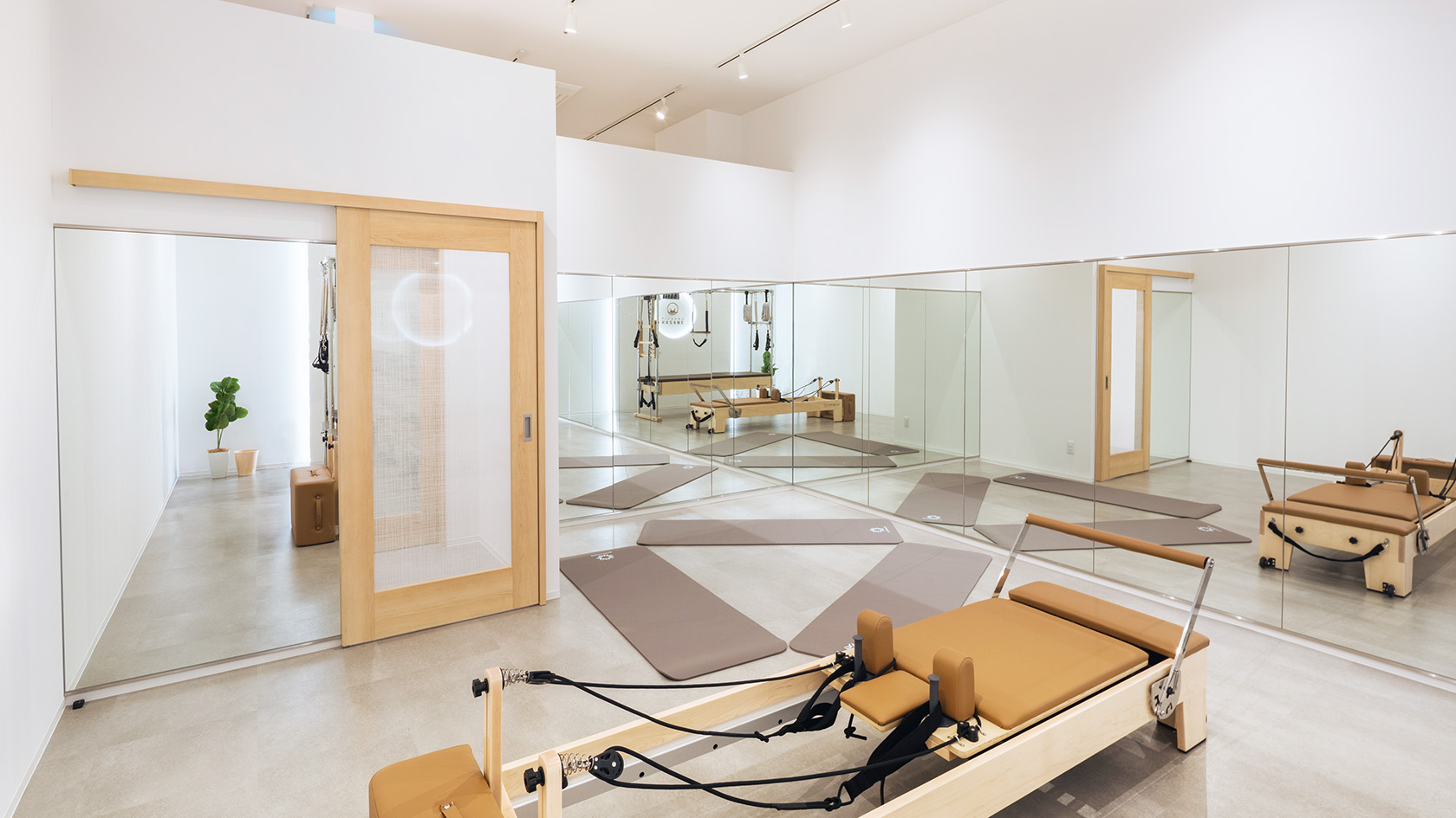 各所に鏡があり明るい店内