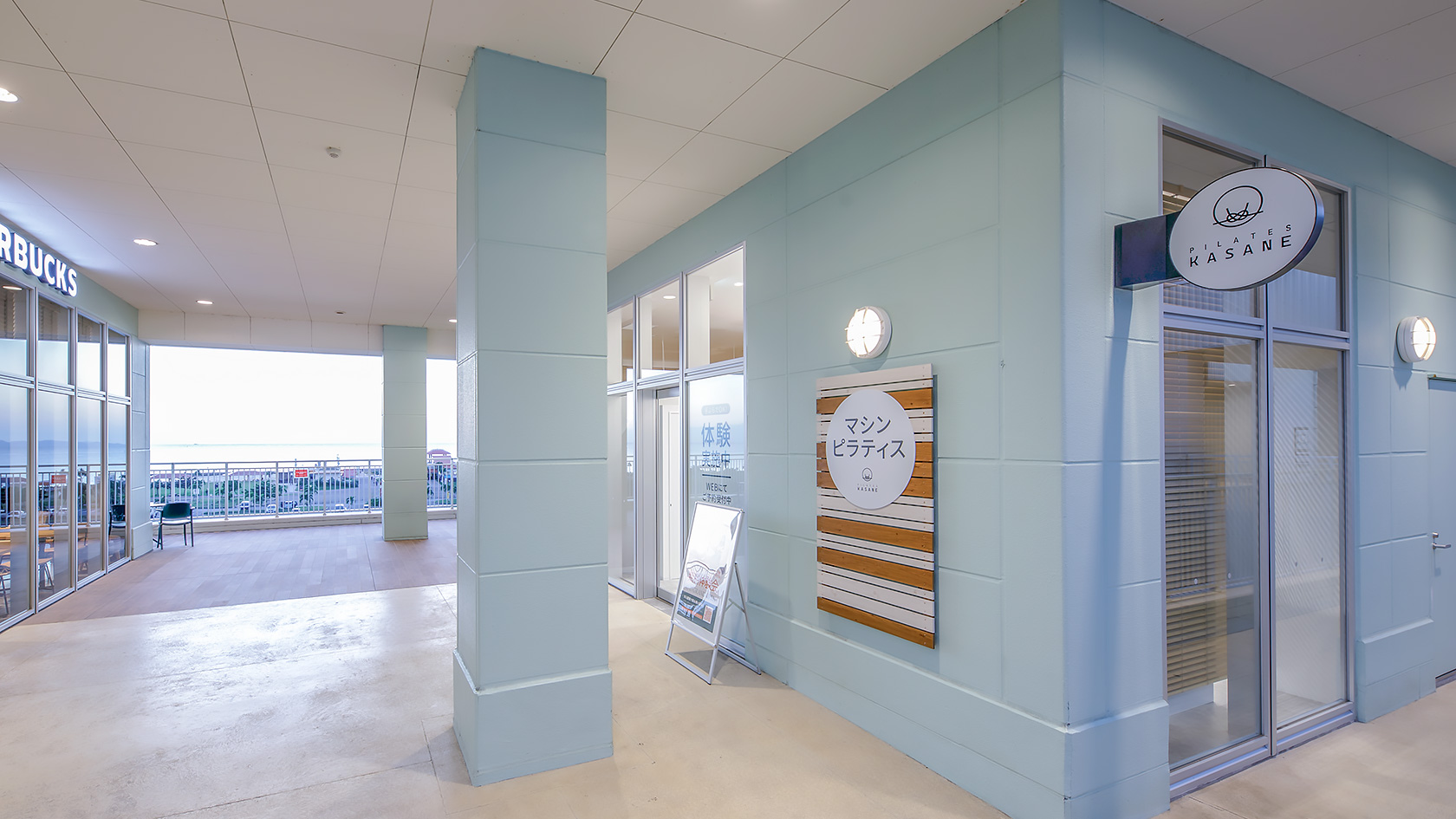 青い空と海が映える