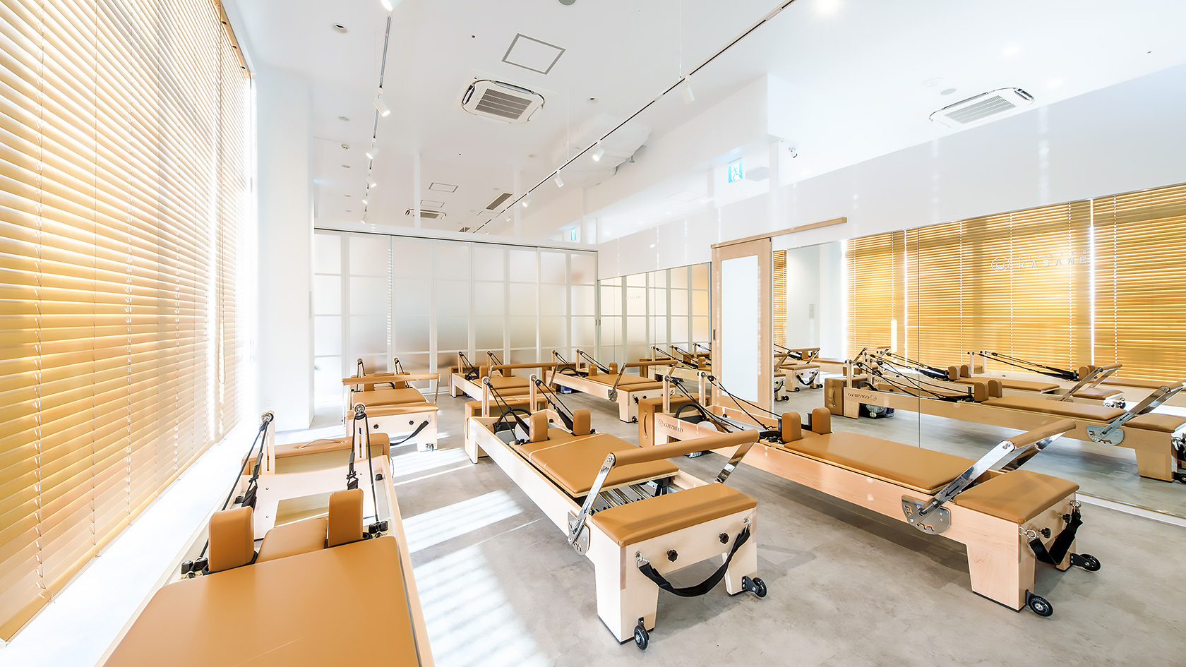 沖縄の強い陽射しを感じる室内