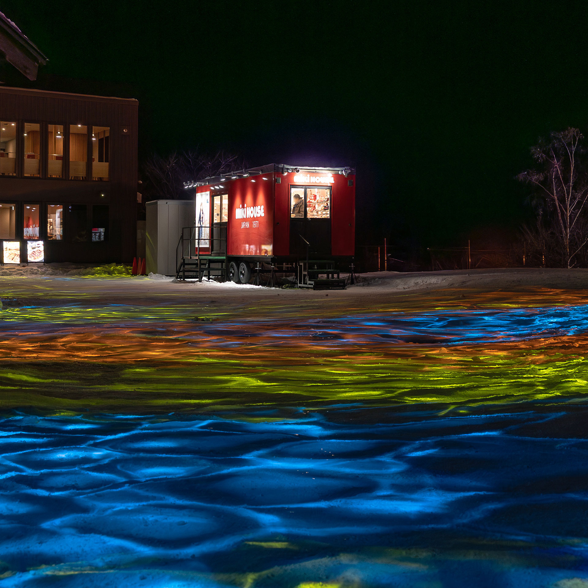 ライトアップの中のトレーラーショップ