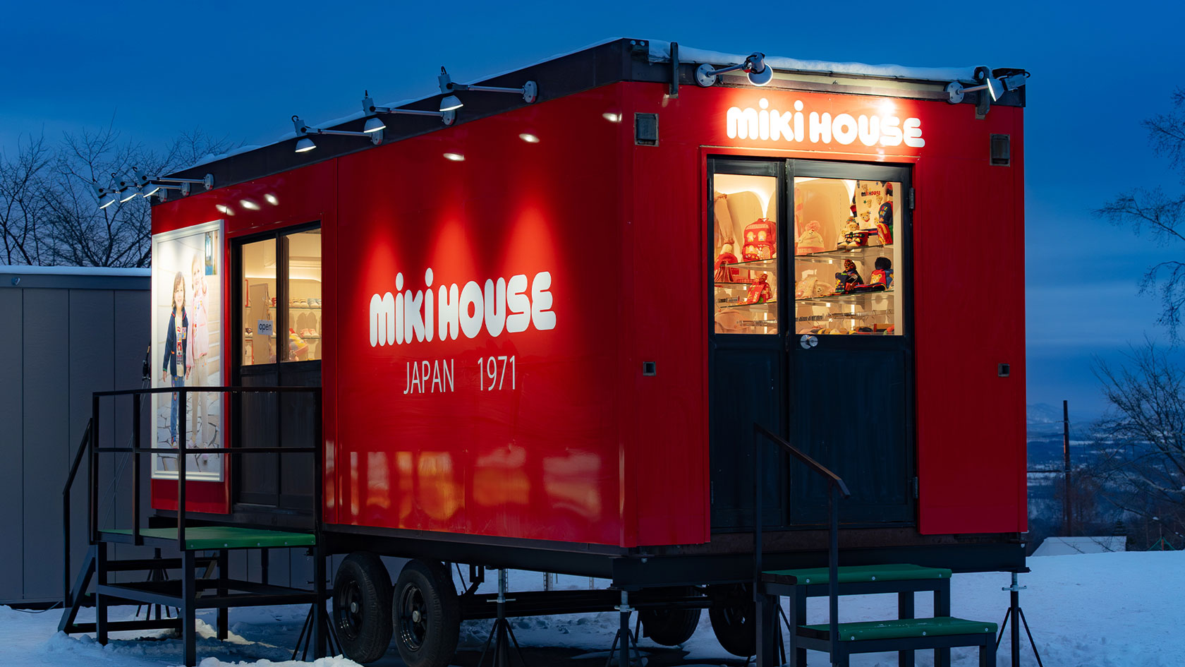 夕刻のショップ外観後方