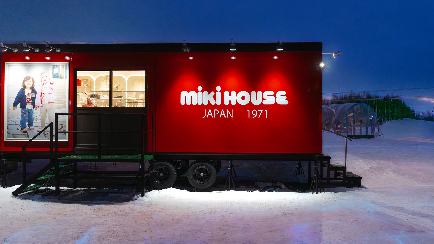 夕刻のショップ外観正面