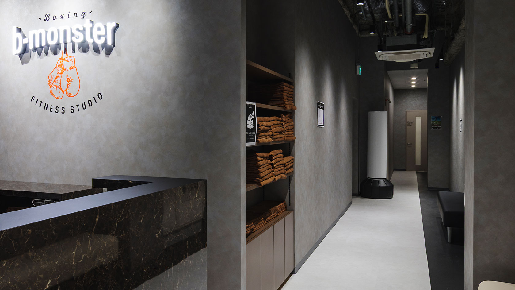 壁面と一体型のタオル収納棚