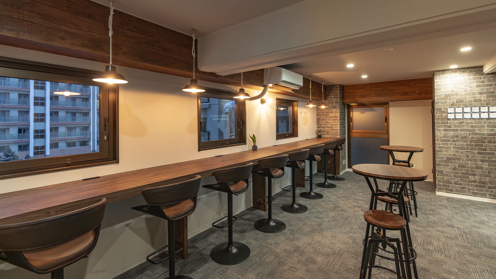 カフェ風のラウンジエリア側