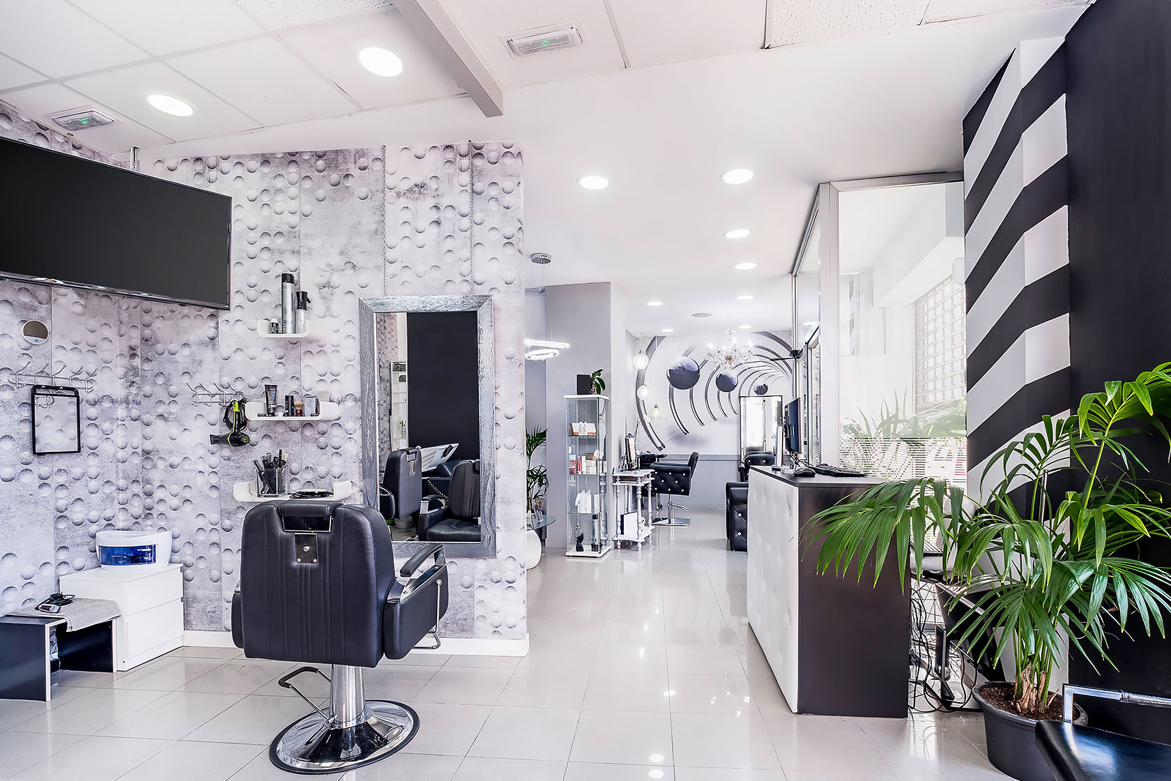 モノトーン・ラグジュアリー系インテリアの美容室