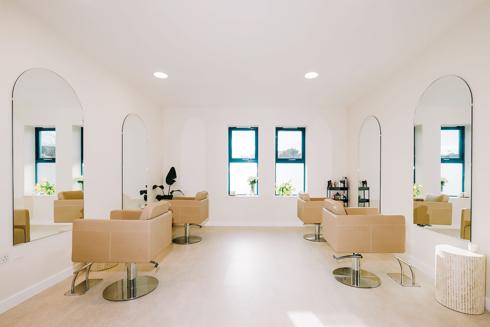 シンプル・ホワイト系インテリアの美容室