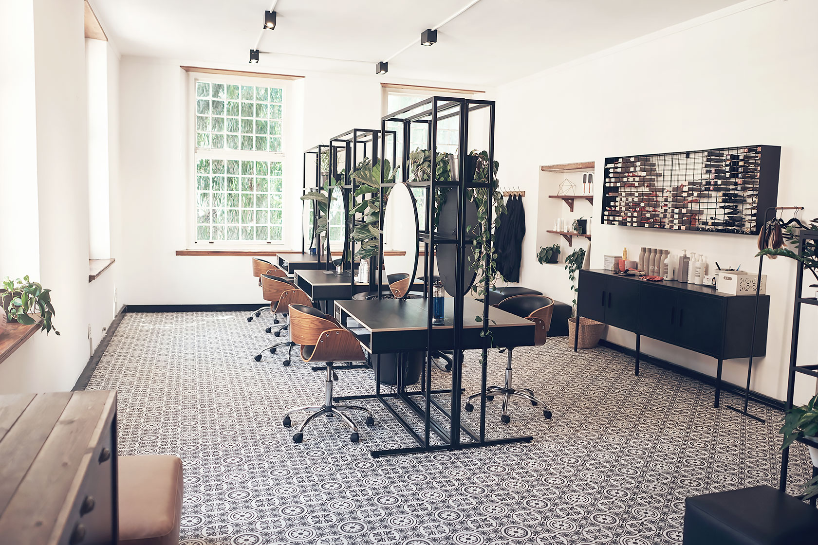 ヴィンテージ・インダストリアル系インテリアの美容室