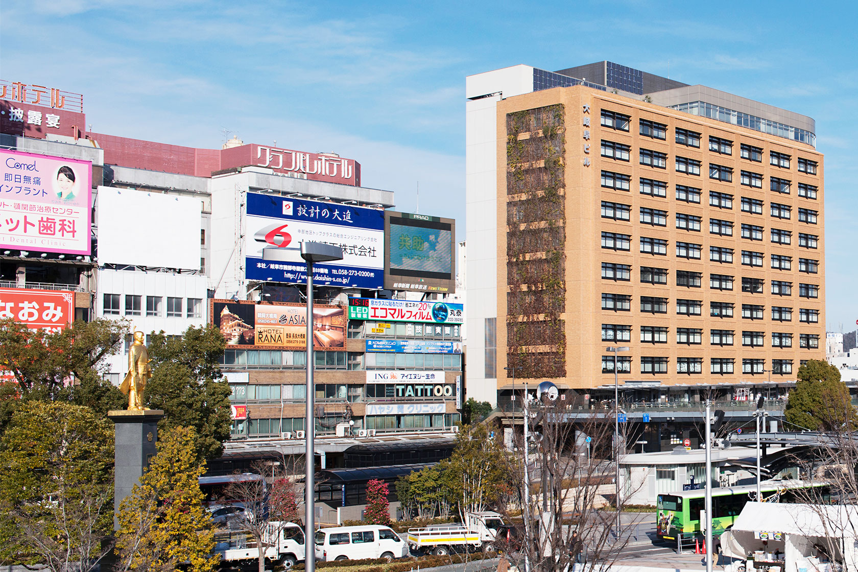 駅前ビルの屋外広告物