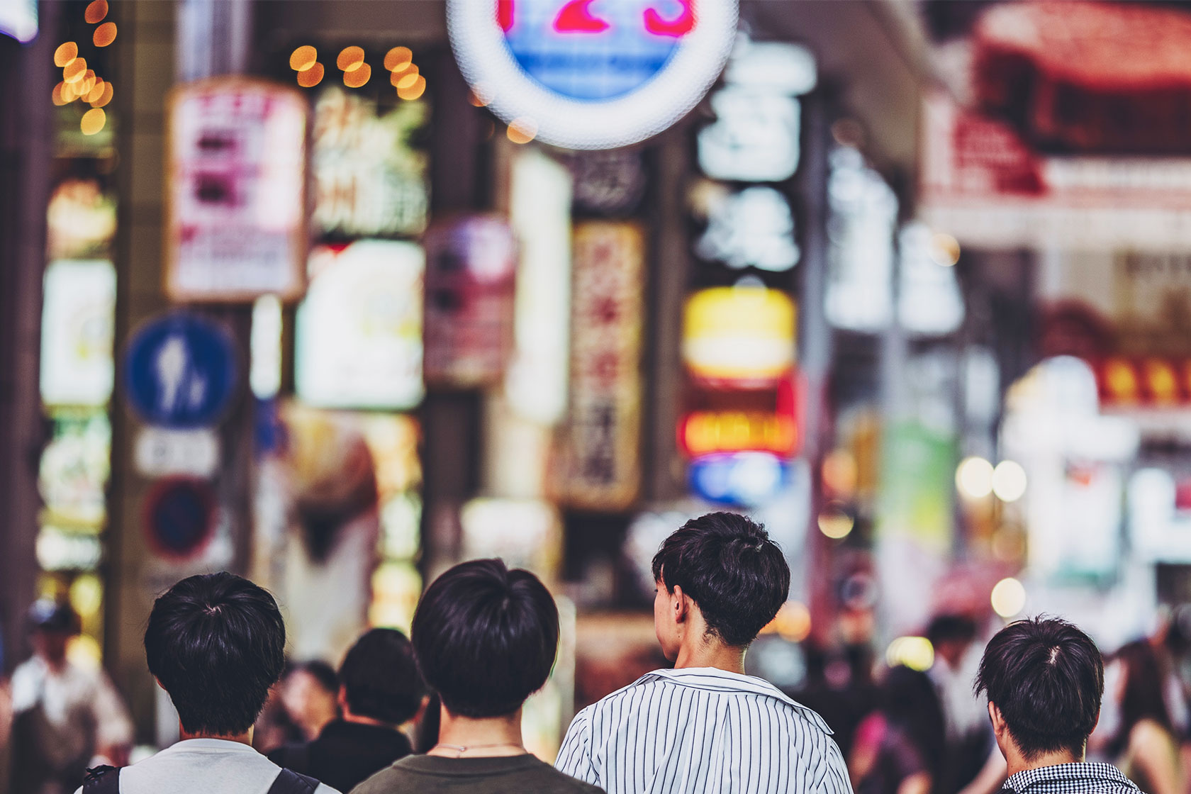 屋外広告物が並ぶ繁華街
