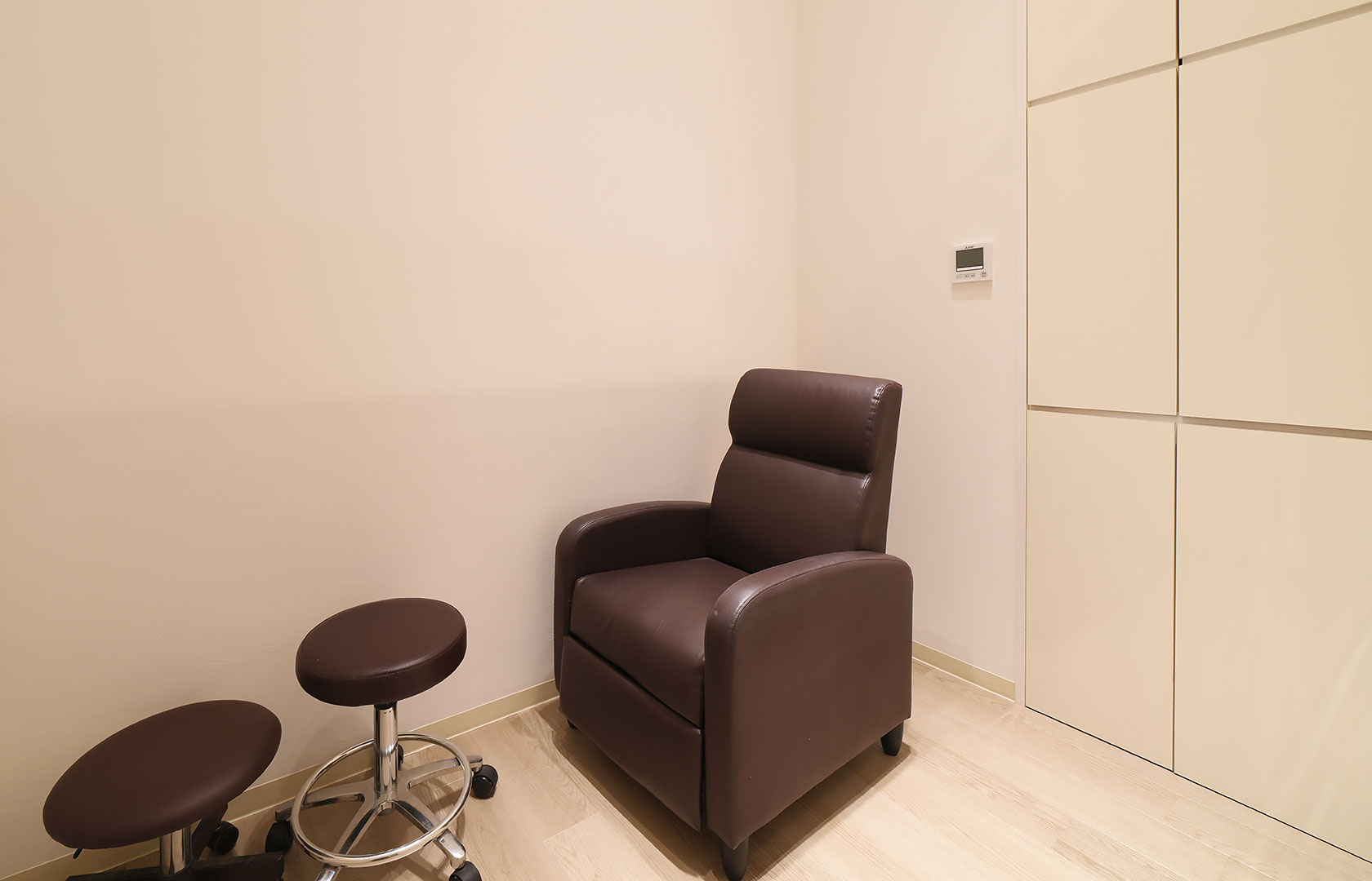 リラックスしてお過ごしいただける施術用ソファ
