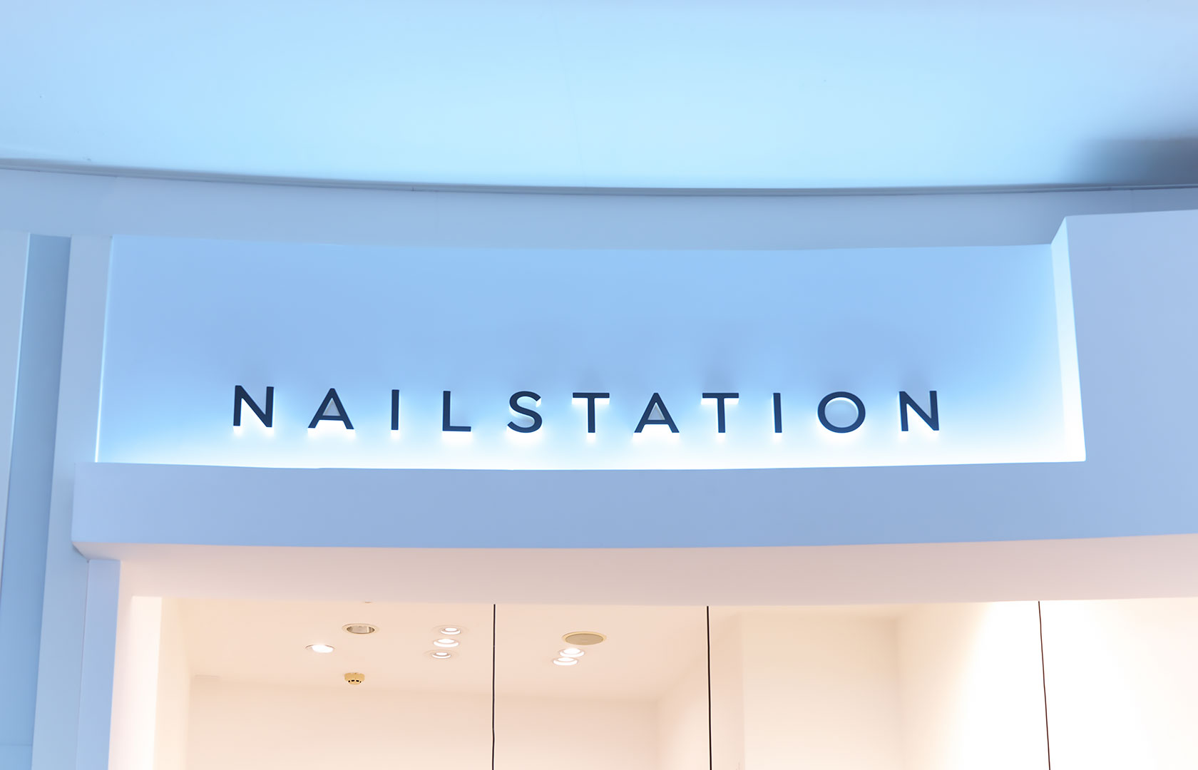 クールな印象のロゴサイン